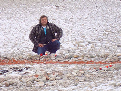 Der Initiator des Lichterfestes Paul Krächan beim setzen der roten Lichter