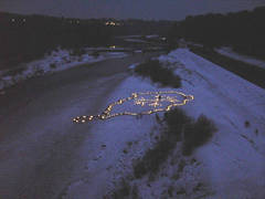 Die Teilnehmer während des aufstellen der Lichter
